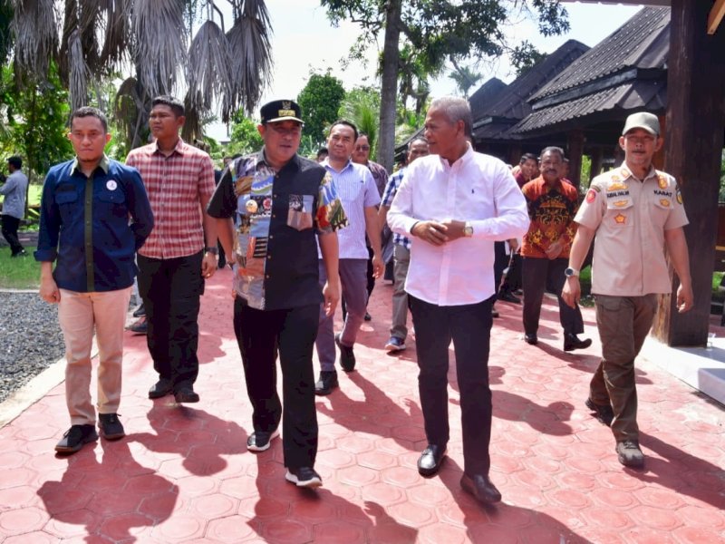 Pj Gubernur Sulsel Bahtiar Baharuddin bersama Bupati Luwu, Basmin Mattayang, di sela Silaturahmi dengan Bupati, Forkopimda dan jajaran Pemerintah Kabupaten Luwu, di Rest Area Wisata Kuliner Kamanre, Sabtu (6/1/2024). @Jejakfakta/dok. Humas Pemprov Sulsel