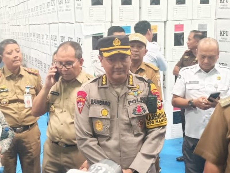 Karo Ops Polda Sulsel, Kombes Pol Bambang Widjanarko memberikan keterangan pers terkait pengamanan dan pengawalan logistik Pemilu 2024 di Makassar, Senin (08/1/2024). @Jejakfakta/Atri
