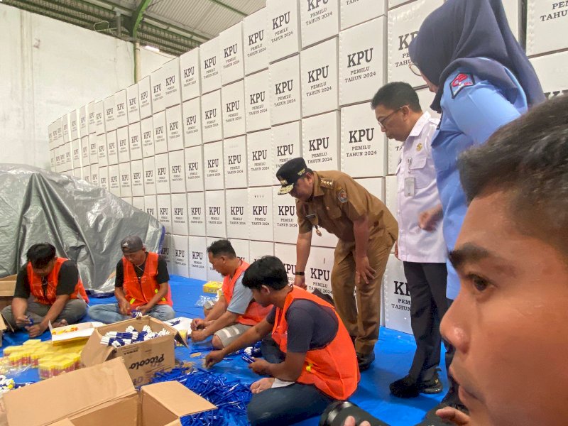 Pj Gubernur Sulsel, Bahtiar Baharuddin saat melakukan peninjauan di lokasi Gudang Logistik Pemilu Kota Makassar bersama Forkopimda, di Jalan Ir Sutami Makassar, Senin (8/1/2024).  @Jejakfakta/Atri 