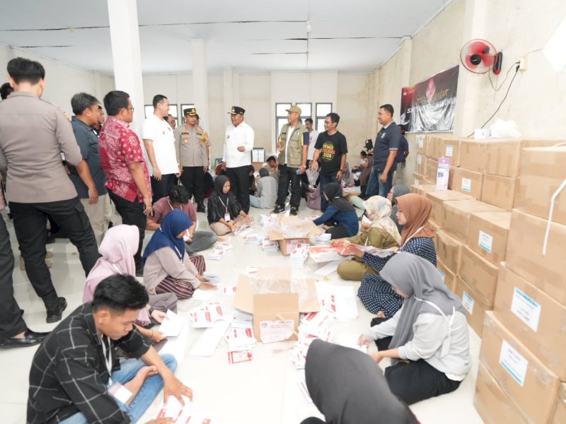Penjabat (Pj) Gubernur Sulsel Bahtiar Baharuddin bersama Forkopimda dan Ketua KPU Pangkep, melakukan pengecekan di Gudang Logistik KPU Pangkep, Minggu (7/1/2023) kemarin. @Jejakfakta/dok.Humas Pemprov Sulsel