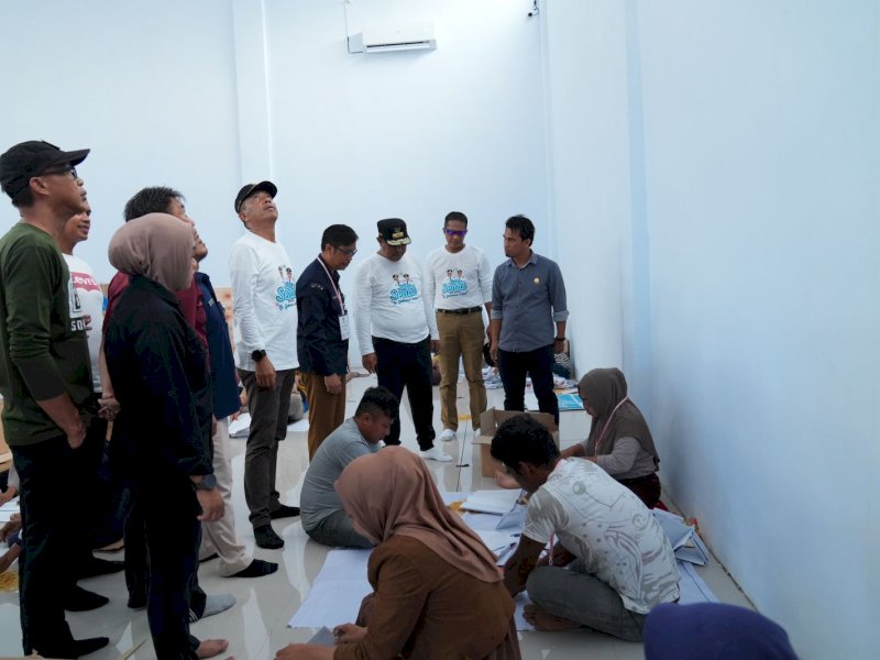 Pj Gubernur Sulsel, Bahtiar Baharuddin melakukan pengecekan di gudang logistik KPU Kota Parepare bersama Pj Wali Kota Parepare, Forkopimda, KPU, Bawaslu dan pihak terkait, Selasa (9/1/2024). @Jejakfakta/dok. Humas Pemprov Sulsel
