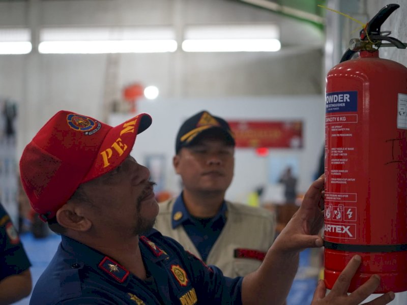 Tim Inspektur Dinas Pemadam Kebakaran dan Penyelamatan Kota Makassar melakukan peninjauan dan pemeriksaan terhadap kelengkapan sistem proteksi kebakaran di gudang logistik Pemilu di Jl. Ir Sutami, Selasa (9/01/2023). @Jejakfakta/dok. Humas Pemkot Makassar
