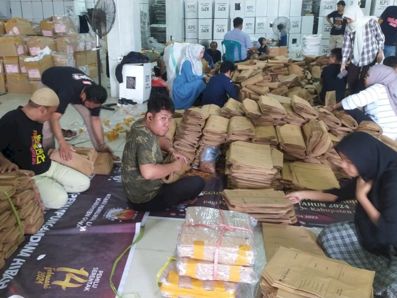 Proses penyortiran sampul surat suara sebanyak 74.655 lembar. Nantinya akan digunakan untuk 2.133 Tempat Pemungutan Suara (TPS) di di gudang logistik KPU Gowa Jl Poros Panciro, Kecamatan Bajeng, Kabupaten Gowa, Selasa (9/1/2023). @Jejakfakta/Samsir