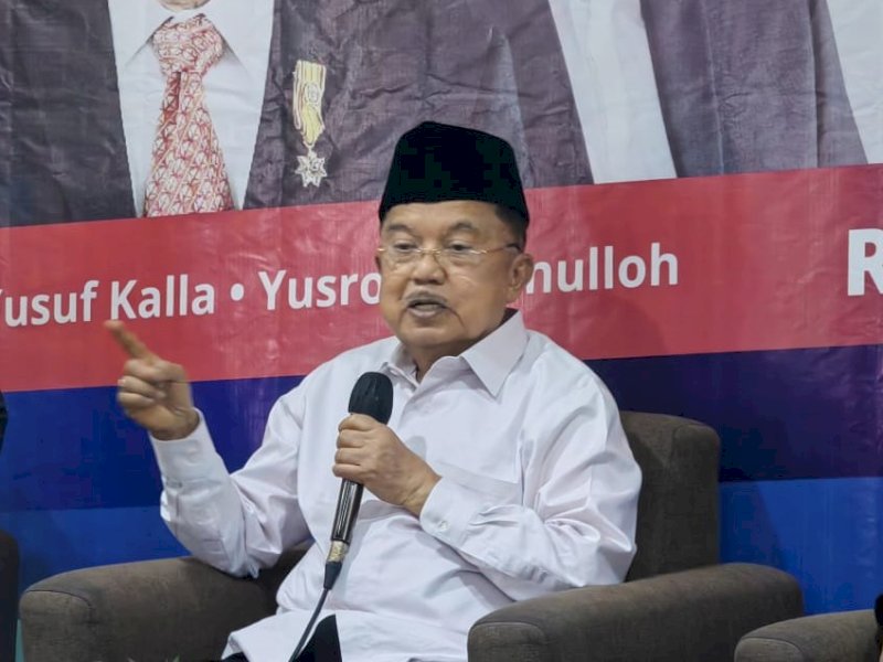 Jusuf Kalla (JK) saat menjadi nara sumber diacara dialog kebangsaan dan kewirausahaan yang diselenggarakan Ikatan saudagar muslim indonesia di Hotel Namira, Surabaya, Jawa Timur, Rabu (10/1/2024). @Jejakfakta/dok. Istimewa