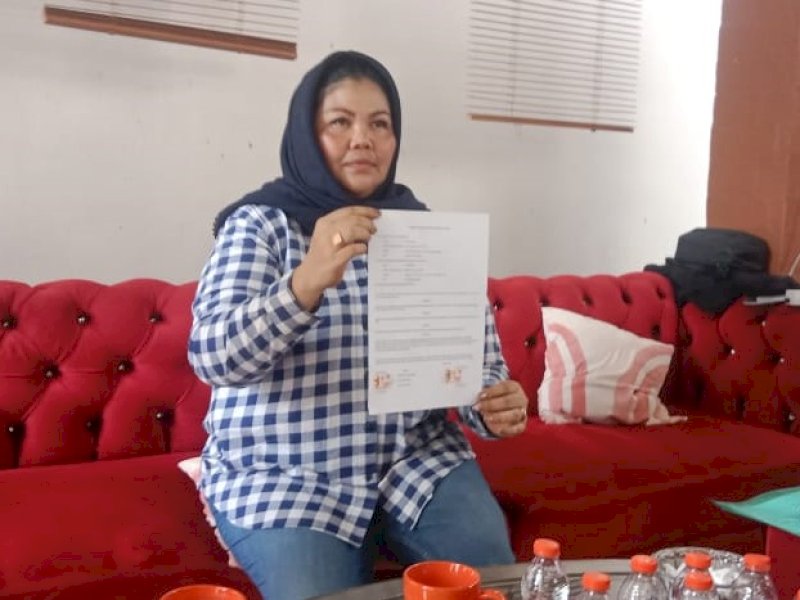 Calon Legislatif (Caleg) DPRD Sinjai, Nursanti memberikan keterangan kepada wartawan terkait dugaan kasus penipuan bisnis tambang di Morowali. @Jejakfakta/Samsir