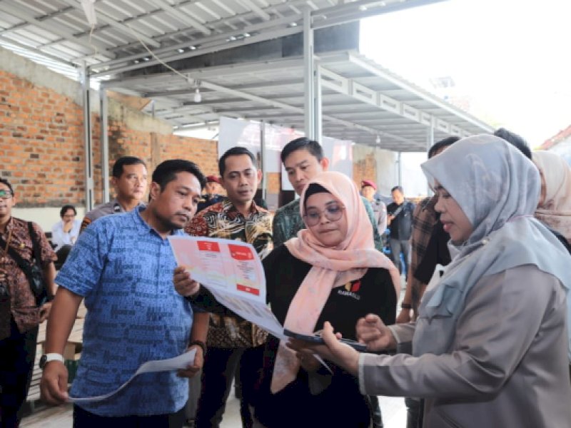 Anggota Bawaslu Lolly Suhenty saat melakukan supervisi logistik Pemilu ke KPU Kota Bandar Lampung pada Kamis (11/1/2024).