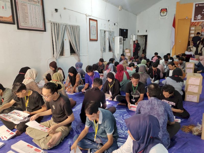 Proses penyortiran dan pelipatan surat suara Pemilu 2024 di gudang logistik KPU Kabupaten Maros. @Jejakfakta/dok. Istimewa