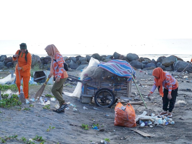Pengurus Dekranasda dan TP-PKK, bersama Unsur Kelurahan dan Masyarakat Kecamatan Ujung Bulu kembali melakukan aksi kebersihan di Pantai Merpati, Jumat (12/1/2024). @Jejakfakta/dok. Humas Pemkab Bulukumba