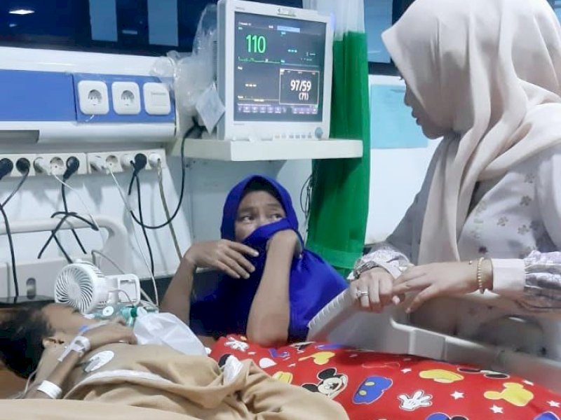 Hj Agusnawati Amry bersama anggota Pokja 3 TP PKK menjenguk pasien gizi buruk dari Desa Lonrong Kecamatan Ujungloe, Kamis (11/1/2024). @Jejakfakta/dok. Humas Pemkab Bulukumba