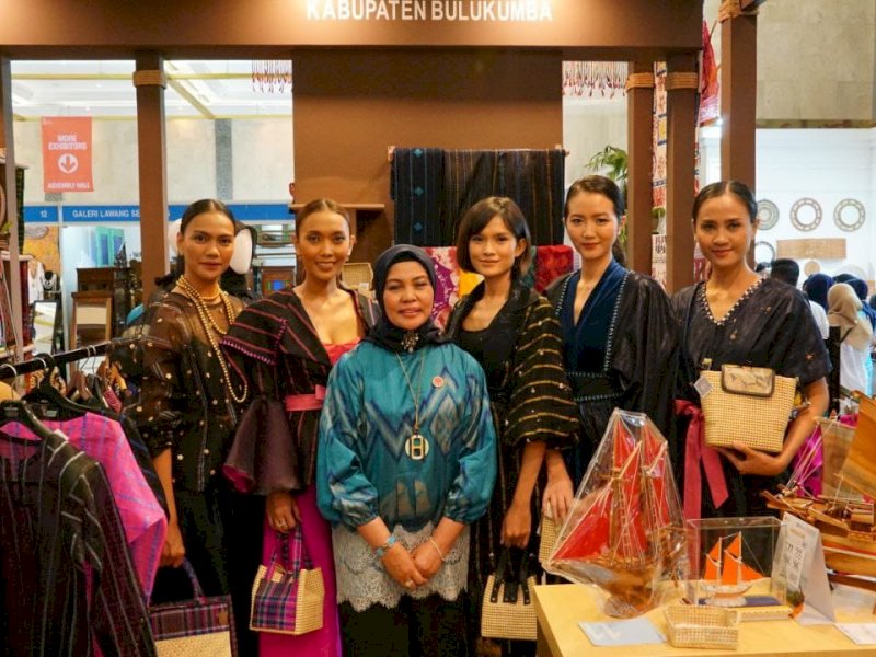 Busana Kain Kajang dan Bira Tampil di Fashion Show Inacraft 2023 lalu. @Jejakfakta/dok. Humas Pemkab Bulukumba