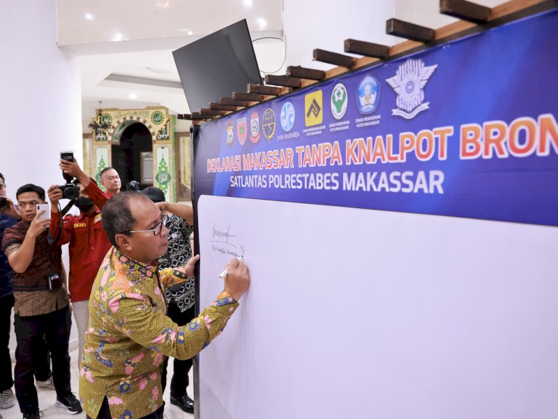 Deklarasikan Makassar Bisa Tonji Tanpa Knalpot Brong  usai menghadiri Rapat Koordinasi Forum Komunikasi Lalu Lintas dan Angkutan Jalan di Rumah Jabatan, Wali Kota Makassar, Kamis, (11/01/2024). @Jejakfakta/dok. Humas Pemkot Makassar