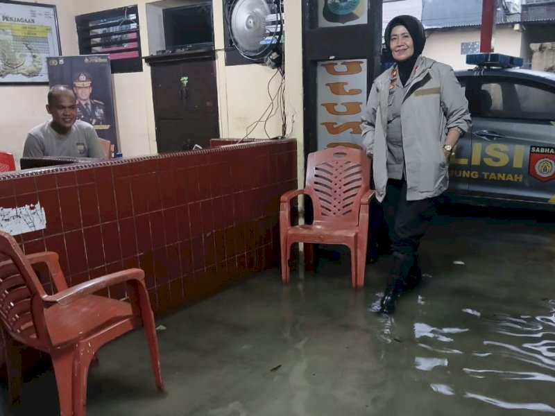 Kantor Polsek Ujung Tanah yang terletak di Kelurahan Pannampu, Kecamatan Tallo, Kota Makassar tergenang air akibat hujan deras yang terjadi sejak pagi hingga malam, Jumat (12/1/2024).&nbsp;@Jejakfakta/Istimewa