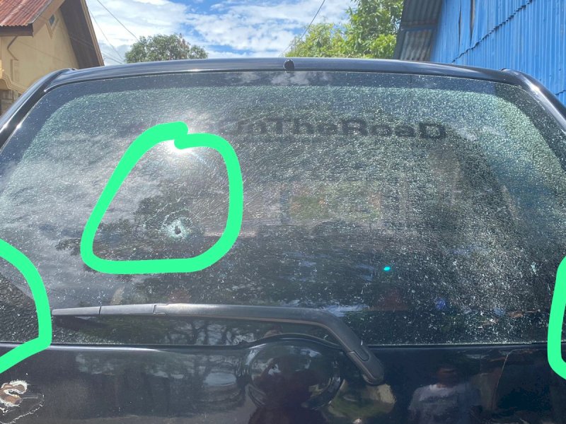 Hasil penyelidikan sementara kasus dugaan penembakan mobil di Banteang, polisi sebut bukan aksi penembakan melainkan perusakan. @Jejakfakta/Foto: Istimewa