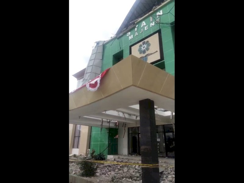 Tangkapan layar  Gedung rektorat Sekolah Tinggi Agama Islam Negeri (STAIN) Majene, Sulawesi Barat (Sulbar) mengalami kerusakan usai diterjang angin puting beliung, Sabtu (13/1/2024). 