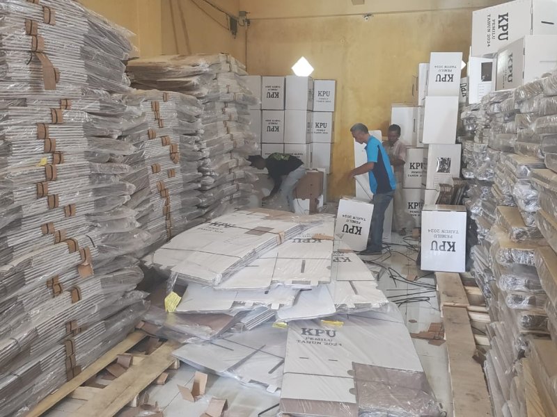 Jelang distibusi logistik pemilu 2024 Bawaslu Maros perketat pengawasan gudang Logistik KPU Maros. @Jejakfakta/dok. Istimewa