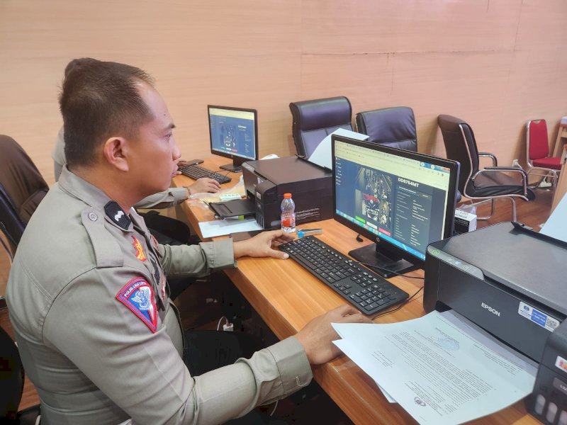 Ditlantas Polda Sulsel dalam rekaman ETLE, sejumlah pengendara motor konvoi tanpa mengenakan helm di Jalan Andi Pangerang Pettarani depan kantor Pos Makassar, Minggu (14/1/2024) sekitar pukul 15.30 Wita. @Jejakfakta/dok. Istimewa
