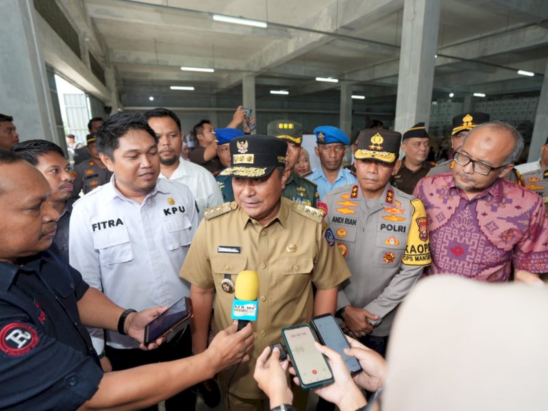 Penjabat Gubernur Sulsel Bahtiar Baharuddin dan Kapolda Sulsel Irjen Pol Andi Rian R Djajadi, saat mengecek gudang logistik Komisi Pemilihan Umum (KPU) Kabupaten Gowa, Senin (15/1/2024). @Jejakfakta/dok. Humas Pemprov Sulsel