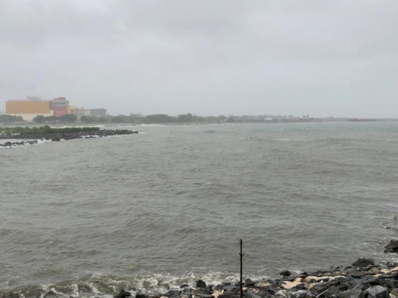 Sebuah perahu nelayan terbalik di sekitar pesisir Makassar, saat hujan deras disertai angin kencang, Senin (15/1/2024). @Jejakfakta/dok. Istimewa