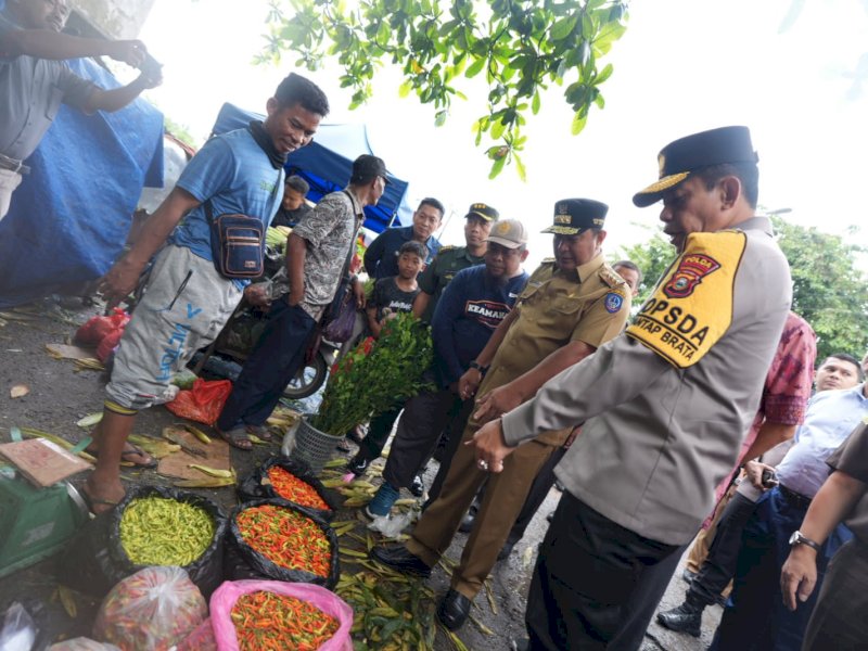 Penjabat Gubernur Sulsel Bahtiar Baharuddin bersama Kapolda Sulsel Andi Rian R Djajadi, kembali turun melakukan pengecekan harga kebutuhan pokok di pasar tradisional di Pasar Sungguminasa, Kabupaten Gowa, Senin (15/1/2024). @Jejakfakta/dok. Humas Pemprov Sulsel