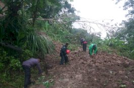 Pohon Tumbang Hingga Longsor Timbun Ruas Jalan Parigi Gowa