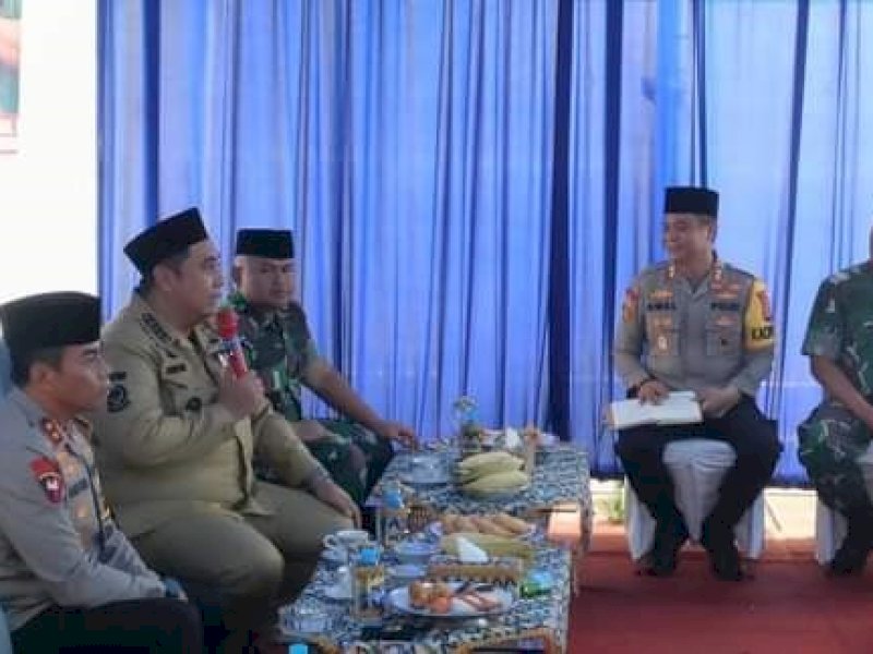 Bupati Maros AS Chaidir Syam bersama Kepala Polras Maros AKBP Awalaudin Amin, mendampingi Kepala Polda Sulsel Irjen Pol Andi Rian R Djayadi menerima aspirasi warga pada Program Jum&rsquo;at Curhat dirangkaikan peresmian Masjid Syukur Ni&rsquo;matullah, Lingkungan Padangalla, Kelurahan Hasanuddin, Kecamatan Mandai, Jumat (12/1/2024).