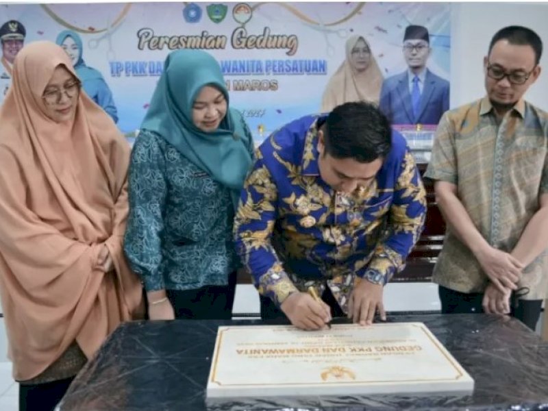 Bupati Maros Chaidir Syam meresmikan gedung PKK Dharma Wanita. (Foto Adnan Muthalib)