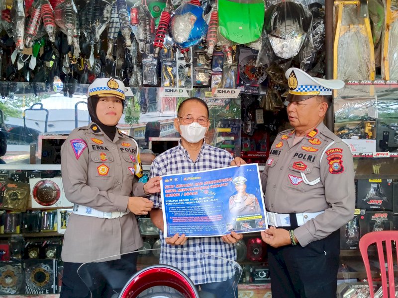 Direktorat Lalu Lintas (Ditlantas) Polda Sulawesi Selatan melakukan sosialisasi dan himbauan penggunaan knalpot brong di sejumlah toko bengkel variasi motor dan mobil, Senin (15/1/2024). @Jejakfakta/dok. Istimewa
