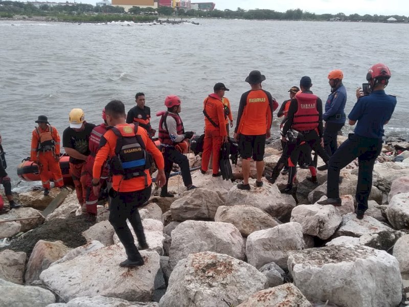 Tim rescue Basarnas melakukan pencarian seorang nelayan bernama Abdul (30) dilaporkan hilang sejak perahu yang biasa digunakannya untuk mencari ikan terbalik di Makassar, Senin (15/1/2024) kemarin. @Jejakfakta/dok. Humas Basarnas