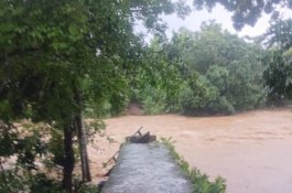 Jembatan Hanyut, Bupati Maros Perintahkan Bantu Warga yang Terisolir di Desa Rompegading