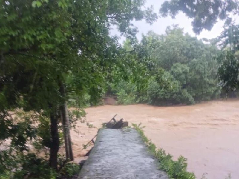 Jembatan Dusun Moncongjai, Desa Rompegading, Kecamatan Cenrana, Kabupaten Maros, Sulsel, putus dan hanyut Senin (15/1/2024) sore akibat diterjang arus sungai yang meluap.