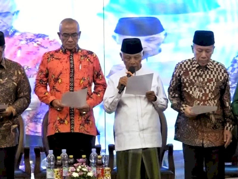 Ketua Umum Majelis Ulama Indonesia (MUI), KH Anwar Iskandar memimpin Deklarasi Pemilu Damai yang diselenggarakan dalam Silaturahim Nasional, Selasa (16/01/2024) di Jakarta. Ketua KPU RI Hasyim Asy'ari (batik oranye) di samping KH Anwar.