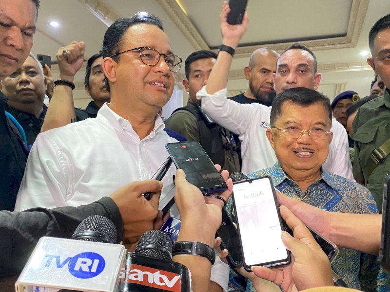 Calon presiden nomor urut 1, Anies Baswedan memberikan keterangan pers kepada wartawan saat tiba di Makassar,  Selasa (16/1/2024). @Jejakfakta/Atri