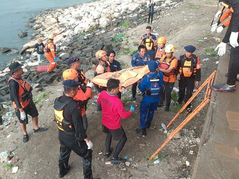 Abdul (30) pemuda yang sejak hari Senin (15/1) dinyatakan hilang saat perahu yang ditumpanginya terbalik di Perairan Makassar, sekitar CPI (Center Point of Indonesia), akhirnya ditemukan oleh tim sar gabungan pada Rabu (17/1/2024) pagi tadi. @Jejakfakta/dok. Basarnas Makassar