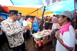 Pj Gubernur Sulsel Pastikan Stok dan Harga Kebutuhan Pokok di Takalar Stabil