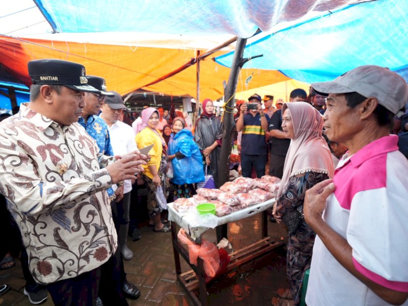 Pj Gubernur Sulsel, Bahtiar Baharuddin, meninjau harga dan stok kebutuhan pokok di Pasar Palleko dan Bulog, Kabupaten Takalar, Rabu (17/1/2024). @Jejakfakta/dok. Humas Pemprov Sulsel 
