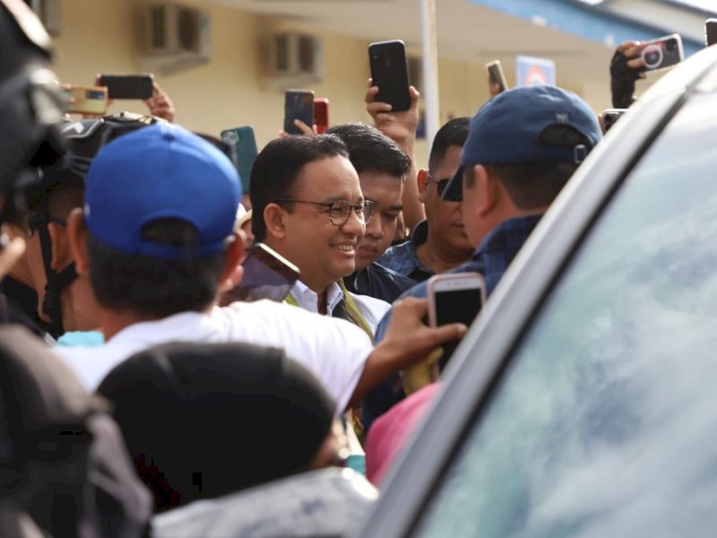 Calon Presiden (Capres) nomor urut 1, Anies Baswedan bersama rombongan disambut pendukung dan masyarakat di Bandara Arung Palakka, Kabupaten Bone, Rabu (17/1/2024). @Jejakfakta/Foto: Rahmat Hidayat