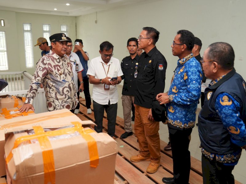 Penjabat Gubernur Sulsel, Bahtiar Baharuddin, meninjau persiapan logistik Pemilu di Gudang Logistik KPU Takalar, Rabu (17/1/2024). @Jejakfakta/dok. Humas Pemprov Sulsel