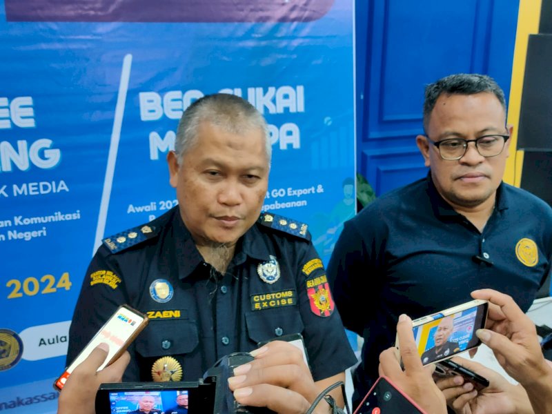Pelaksana tugas (Plt) Kepala Kantor Bea Cukai Makassar, Zaeni Rokhman memberikan keterangan kepada wartawan di Aula Kantor Pengawasan dan Pelayanan Bea dan Cukai (KPPBC) Tipe Madya Pabean (TNP) B Makassar, Rabu (17/1/2024). @Jejakfakta/Atri