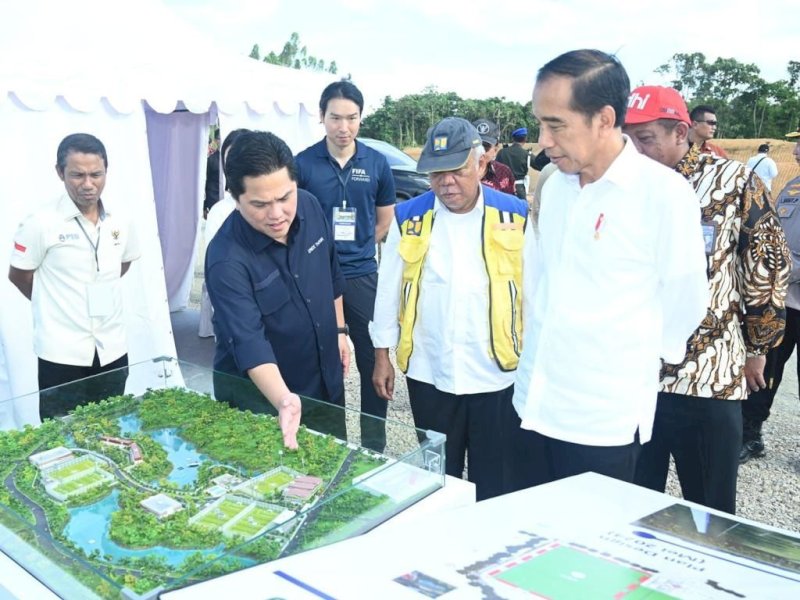 Presiden Jokowi meninjau progres pembangunan Training Center PSSI di Kawasan IKN, Kabupaten Penajam Paser Utara, Provinsi Kalimantan Timur, Rabu (17/01/2024). (Foto: BPMI Setpres/Kris)