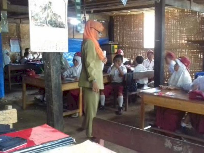 Tak punya gedung sekolah. Proses belajar mengajar SD Joko, numpang di kolong rumah warga di Desa Bangkala Loe Kecamatan Bontoramba, Kabupaten Jeneponto, Sulsel, beberapa tahun silam. (Emba/Tribun Timur).