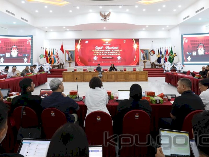 Komisi Pemilihan Umum (KPU) menggelar rapat koordinasi bersama tim pasangan calon serta media penyelenggara debat keempat, di Ruang Sidang Utama KPU, Rabu (17/1/2024). Rapat memutus dan menetapkan beberapa hal, mulai dari lokasi, tema hingga panelis dan moderator.(KPU RI).