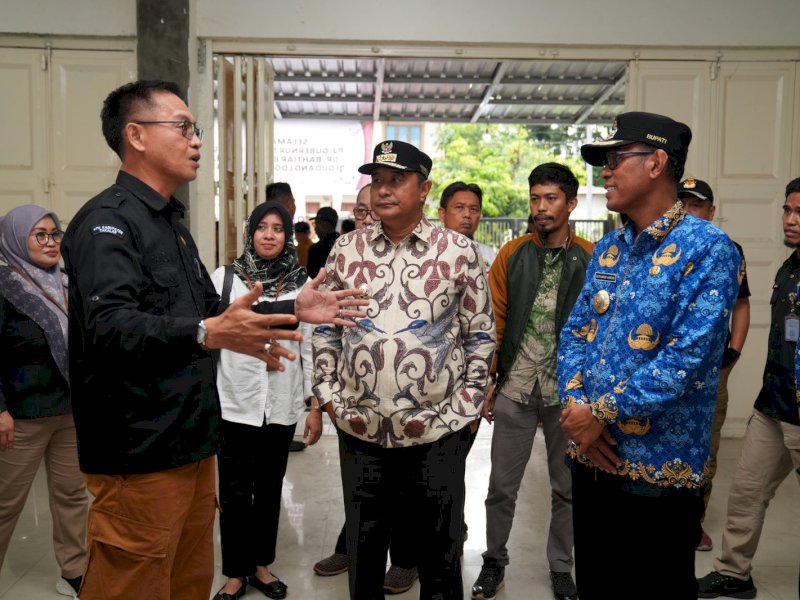 Penjabat (Pj) Gubernur Sulsel, Bahtiar Baharuddin  berbincang dengan pengyelenggaran pemilu saat mengunjungi Gudang Logistik KPU Takalar, Rabu (17/1/2024) kemarin. @Jejakfakta/dok. Humas Pemprov Sulsel