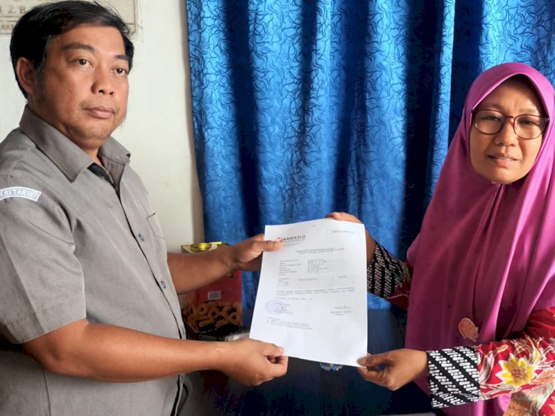Koalisi masyarakat peduli Enrekang (Komplen), Rahmawati Karim melaporkan tiga nama yakni PJ Bupati Enrekang H. Baba, Kadis Pendidikan Enrekang Jumurudin dan mantan Bupati Enrekang Muslimin Bando ke Bawaslu. @Jejakfakta/dok. Ist.
