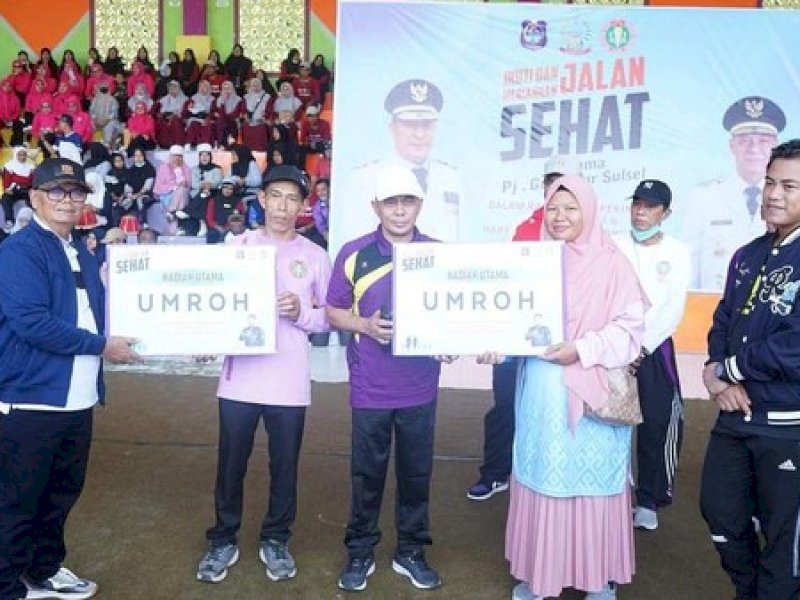 Calon legislatif (Caleg) DPR RI dari Partai Amanat Nasional (PAN) Muslimin Bando (ketiga kiri) menghadiri kegiatan Jalan Sehat HUT PGRI Enrekang. @Jejakfakta/dok. istimewa
