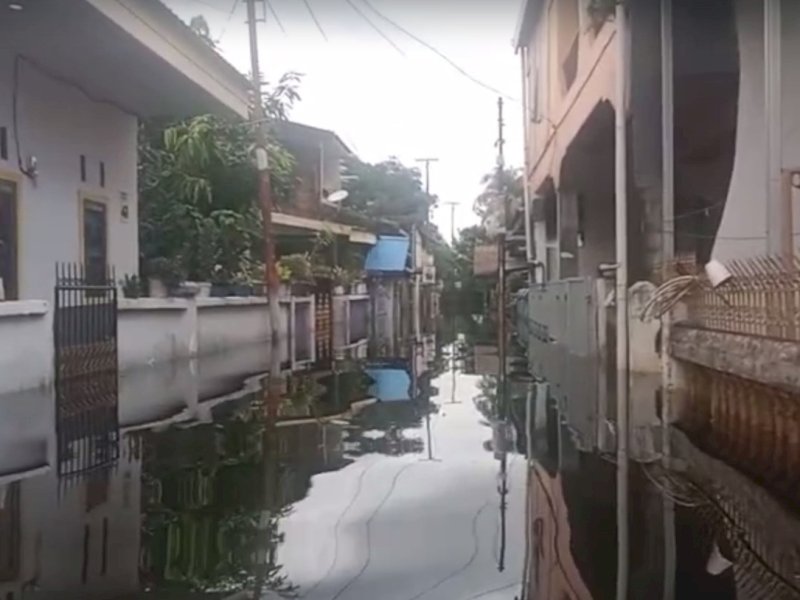 Kawasan Blok 8 dan 10 Perumnas Antang, Kecamatan Manggala, Kota Makassar, Sulsel.  Warga juga sudah mulai meninggalkan kediamannya akibat terendam air. @Jejakfakta/Samsir