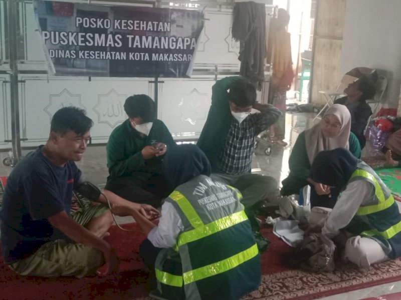 Petugas Puskesmas Tamangapa Makassar melakukan pemeriksaan kesehatan warga terdampak banjir di Lokasi Pengungsian Masjid Al-Muttaqin Antang Makassar, Kamis (18/1/2024). @Jejakfakta/Samsir