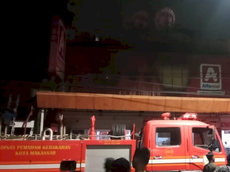 Supermarket Alfamidi di Jalan Toddopuli, Kelurahan Borong, Kecamatan Manggala, Kota Makassar terbakar, Jumat (19/1/2024). @Jejakfakta/Samsir