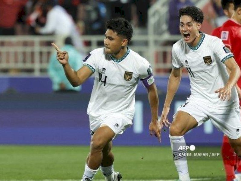 Bek Indonesia Asnawi Mangkualam melakukan selebrasi usai mencetak gol pertama timnya dari titik penalti pada pertandingan sepak bola Grup D Piala Asia AFC Qatar 2023 antara Indonesia vs Vietnam di Stadion Abdullah bin Khalifa di Doha, Jumat (19/1/2024). (Foto: Karim Jaafar/AFP)