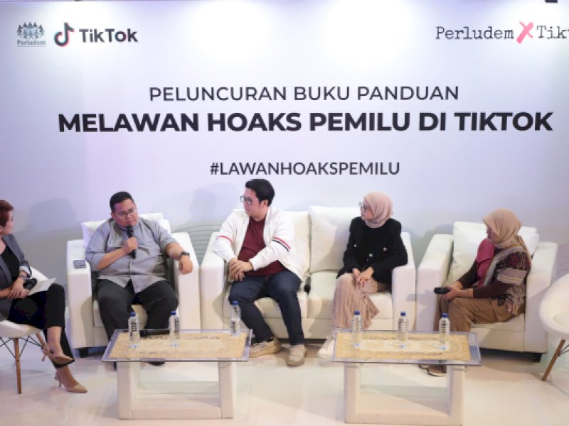 Ketua Bawaslu Rahmat Bagja (depan: dua dari kiri) dalam forum Peluncuran Buku Panduan Melawan Hoaks Pemilu di Jakarta, Jumat (19/1/2024). (Foto: Reyn Gloria/Bawaslu RI).