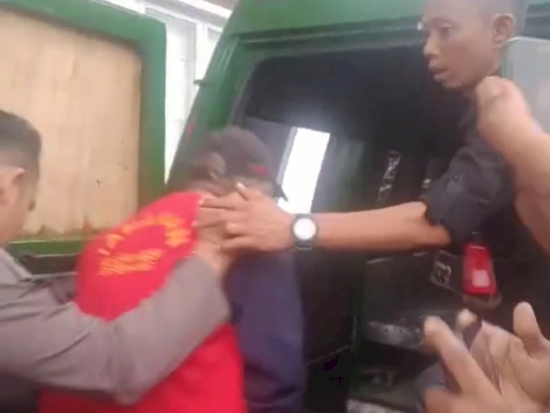 Kejari Enrekang menetapkan tiga tersangka dalam kasus dugaan tindak pidana korupsi penyelewengan anggaran pembayaran upah Tenaga Pegawai Tidak Tetap (PPTT) Paramedis dan non Paramedis di lingkup Dinas Kesehatan Kabupaten Enrekang tahun anggaran 2020-2022.&nbsp;@Jejakfakta/Tangkapan Layar